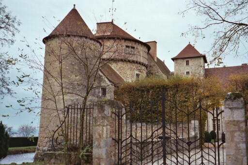 an inhabited castle in the countryside near St-Yorre/Vichy that we found accidentally - it has a moat!